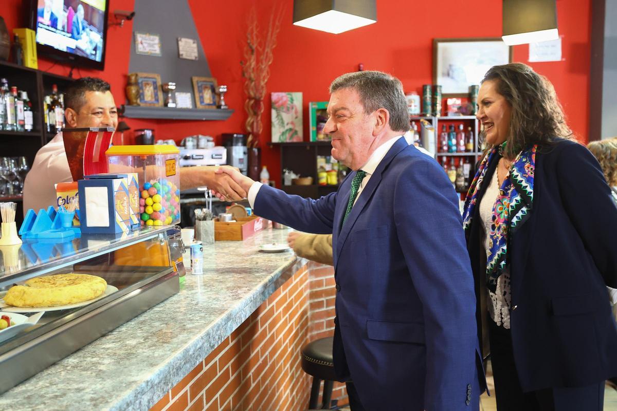 El consejero de la Presidencia de la Junta de Castilla y León, Luis Miguel González Gago, durante una visita a un bar en Aldeanueva de Figueroa.