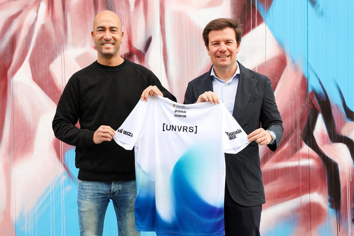 Representantes de la SEIM y Ushuaïa Ibiza, Hï Ibiza y [UNVRS] con la camiseta de la prueba