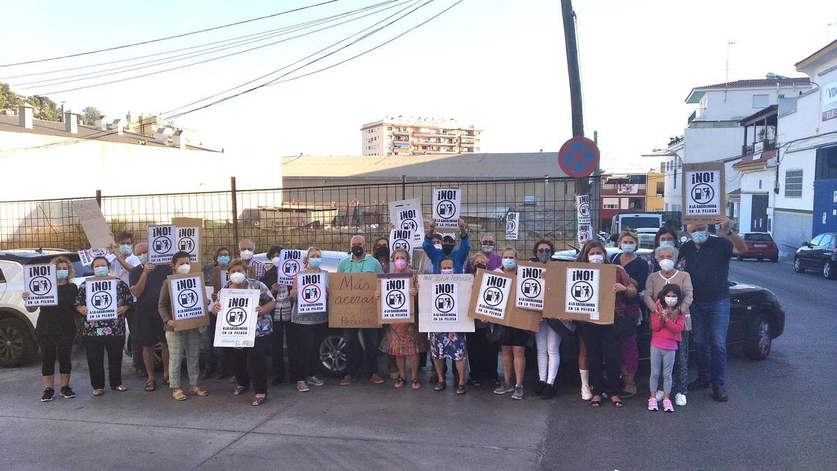 Vecinos de La Pelusa, la semana pasada en la parcela para la gasolinera, con pancartas en contra.
