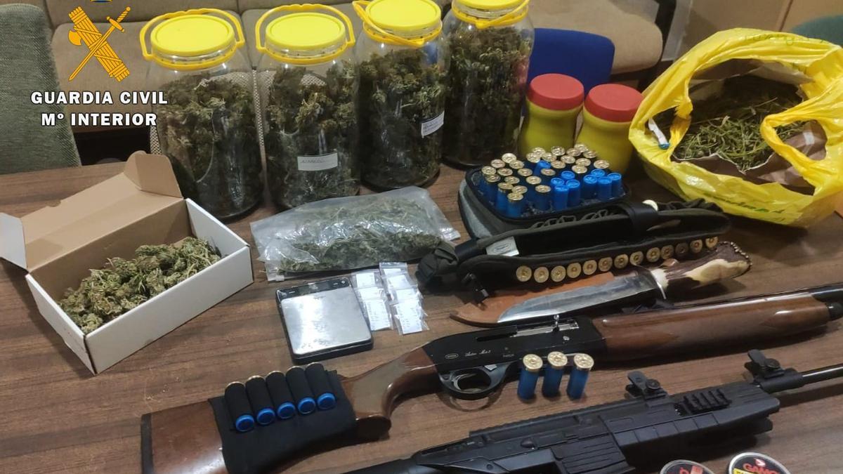 Droga y armas incautadas por la Guardia Civil a un vecino de Novillas