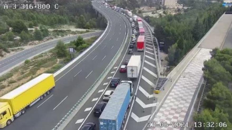 Colas por el accidente en sentido València