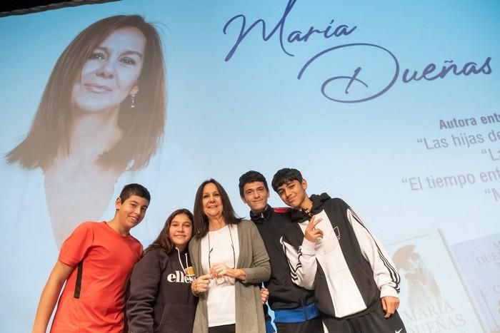 María Dueñas, con escolares en Tenerife