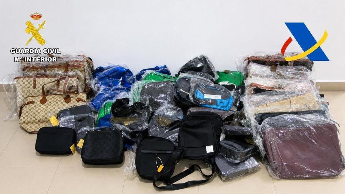 Bolsos confiscados por la Guardia Civil.