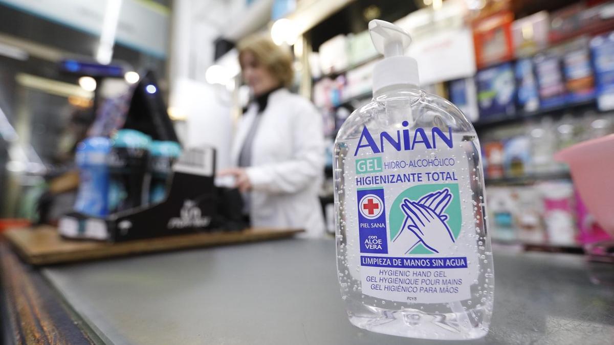 Una botella de gel desinfectante a la venta en una droguería.