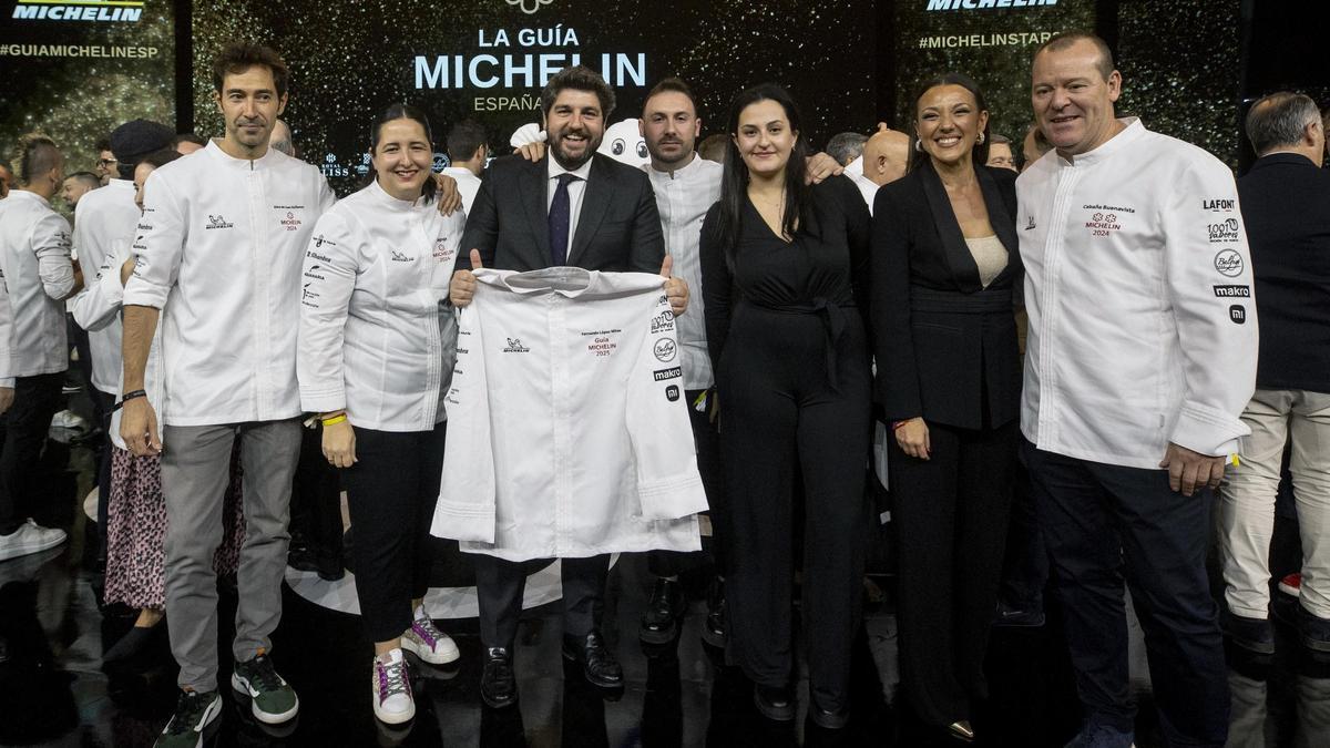 El presidente López Miras celebra con los chefs murcianos las estrellas Michelin.