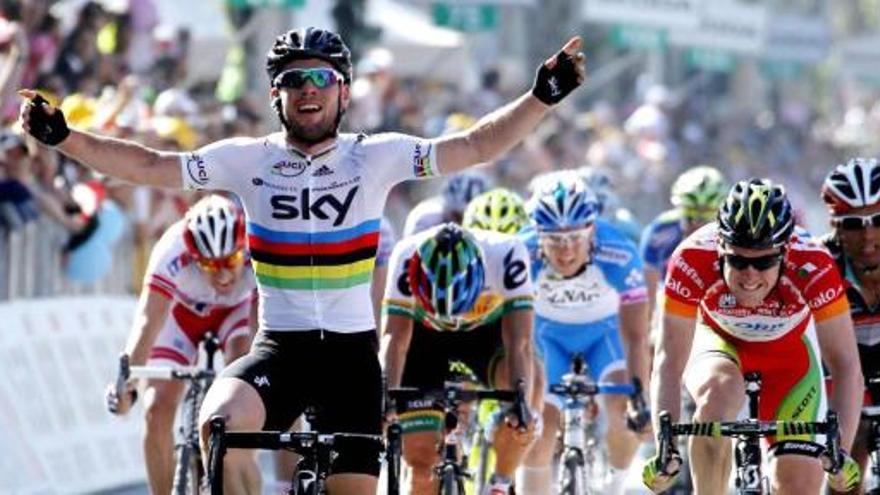 Cavendish,del Sky, levanta los brazos tras vencer en la meta de Fano.