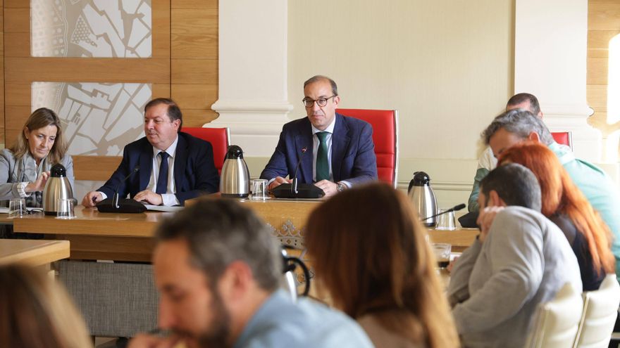Mateos cierra el curso político ligado a Vox para amarrar la legislatura en Cáceres