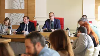 Mateos cierra el curso político ligado a Vox para amarrar la legislatura en Cáceres