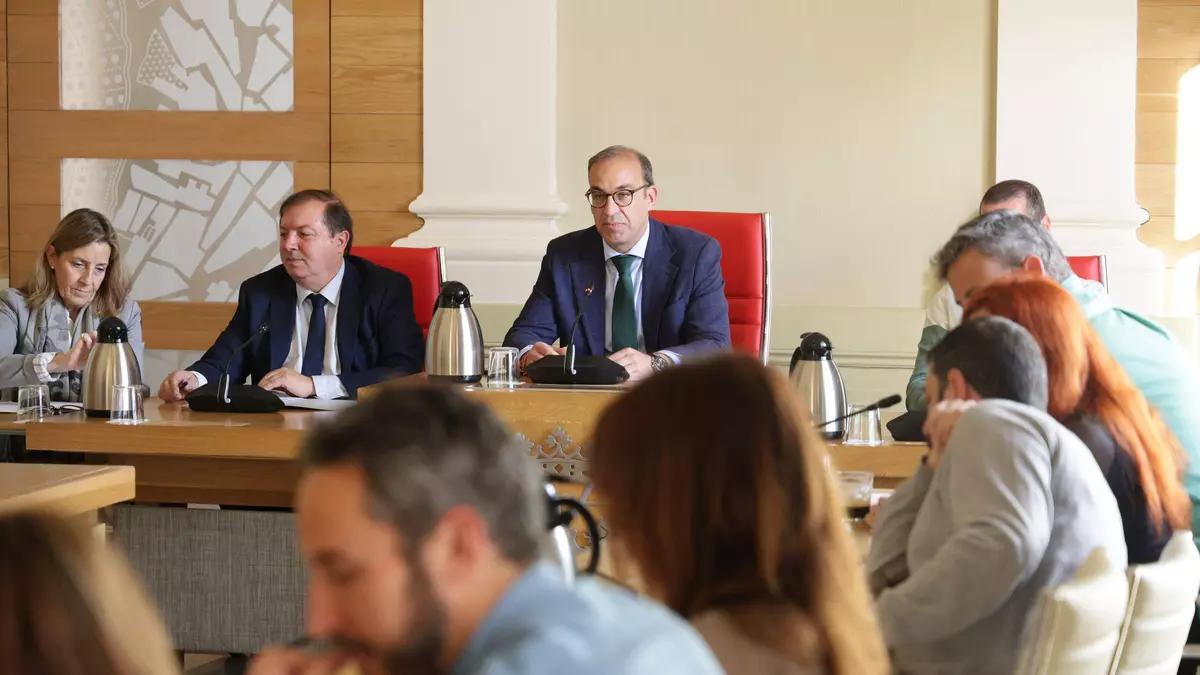 Mateos cierra el curso político ligado a Vox para amarrar la legislatura en Cáceres