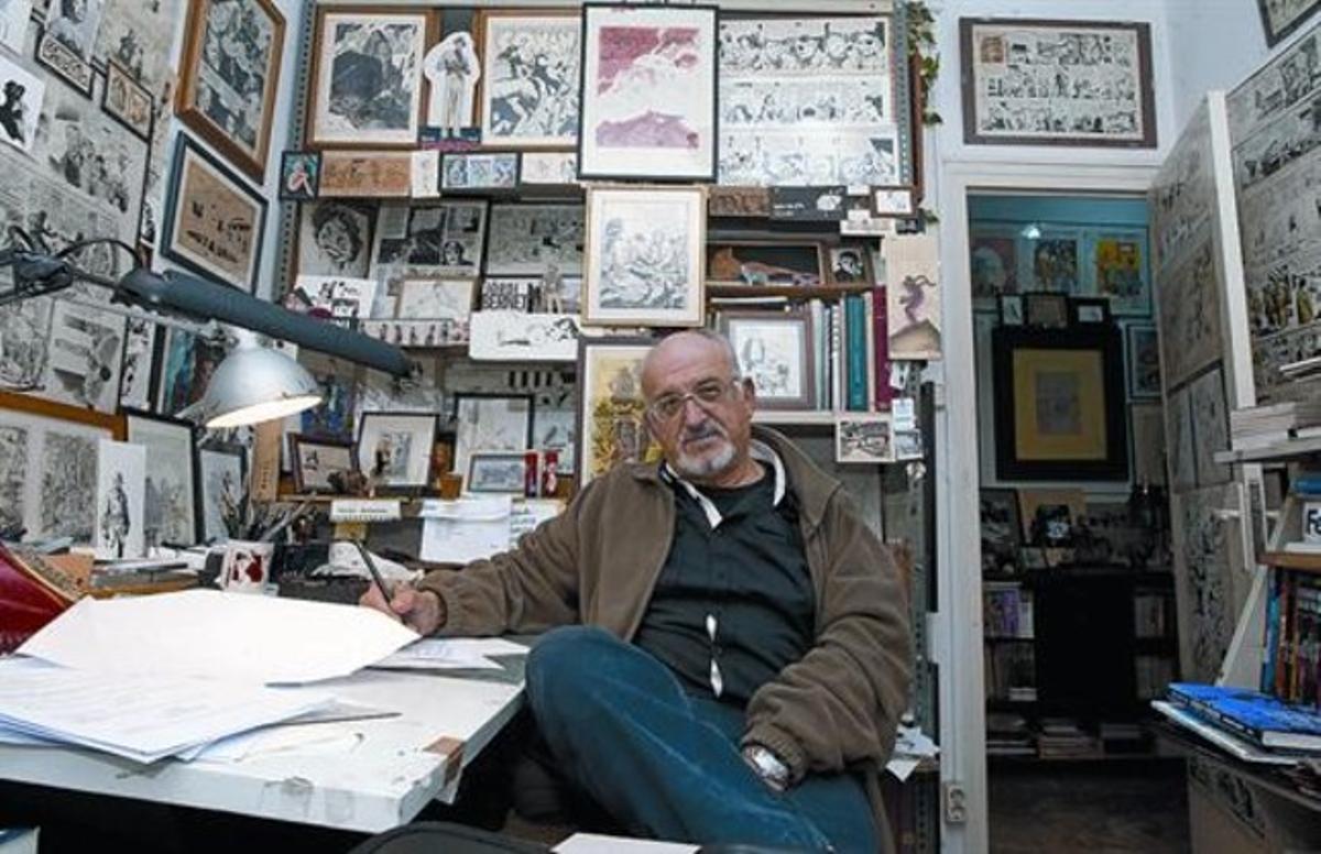 Jordi Bernet, ahir, al seu estudi de Barcelona, davant el dibuix que Ambrós li va dedicar quan era un nen i tot un fan d’’El Capitán Trueno’. Jordi Bernet, ahir, al seu estudi de Barcelona, davant el dibuix que Ambrós li va dedicar quan era un nen i tot un fan d’’El Capitán Trueno’.
