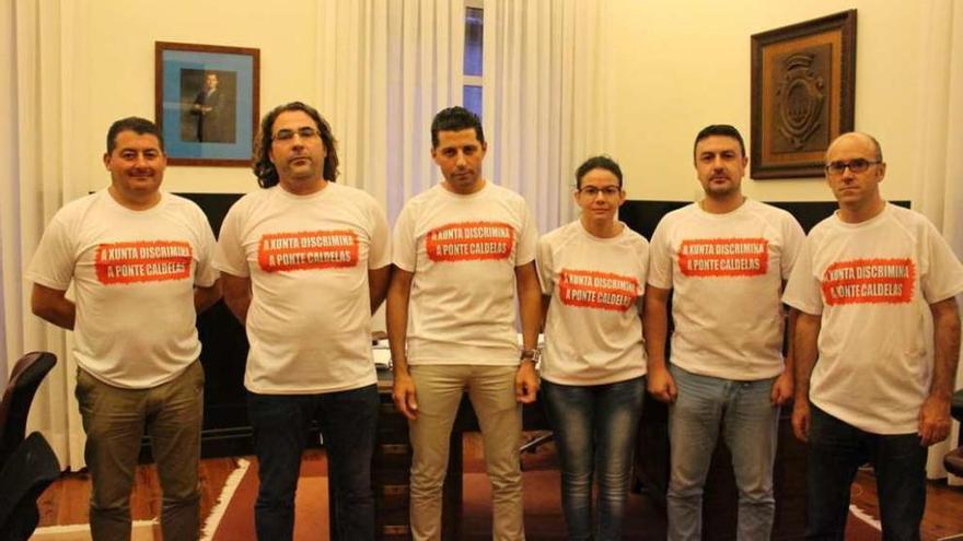 El alcalde y restantes miembros del gobierno de Ponte Caldelas portan camisetas contra la Xunta. // FdV