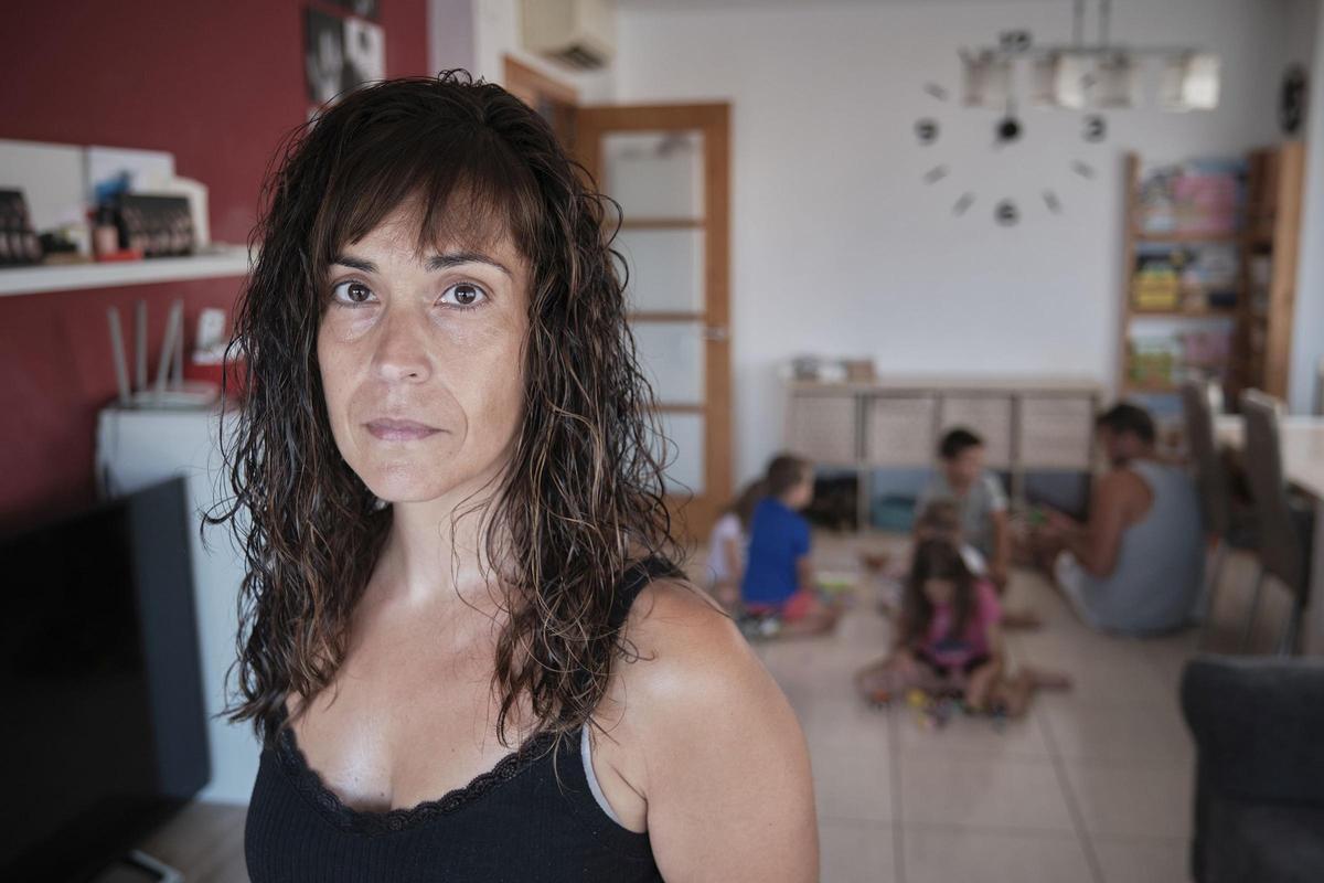 La maestra Jèssica Cámara, de Sant Hipòlit de Voltregà, madre de cinco criaturas, a quien han adjudicado plaza a 90 kilómetros.