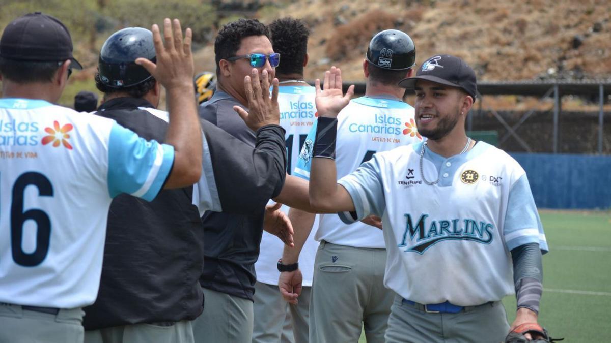 Varios jugadores del Tenerife Marlins Puerto Cruz se saludan antes de un partido anterior. | | E.D.