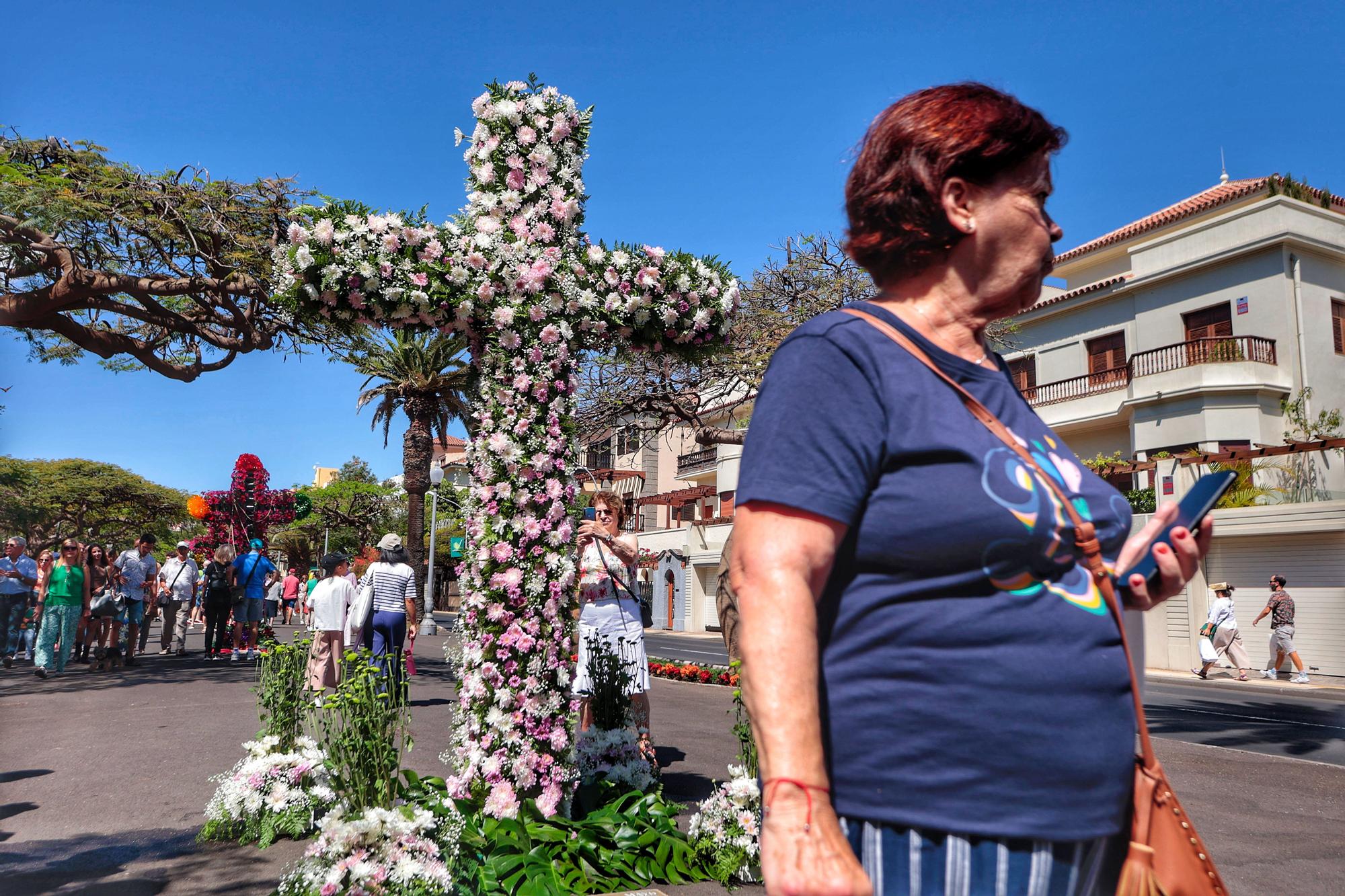 Recorrido del alcalde por las cruces que se muestran en la Rambla y el Paseo Las Tinajas