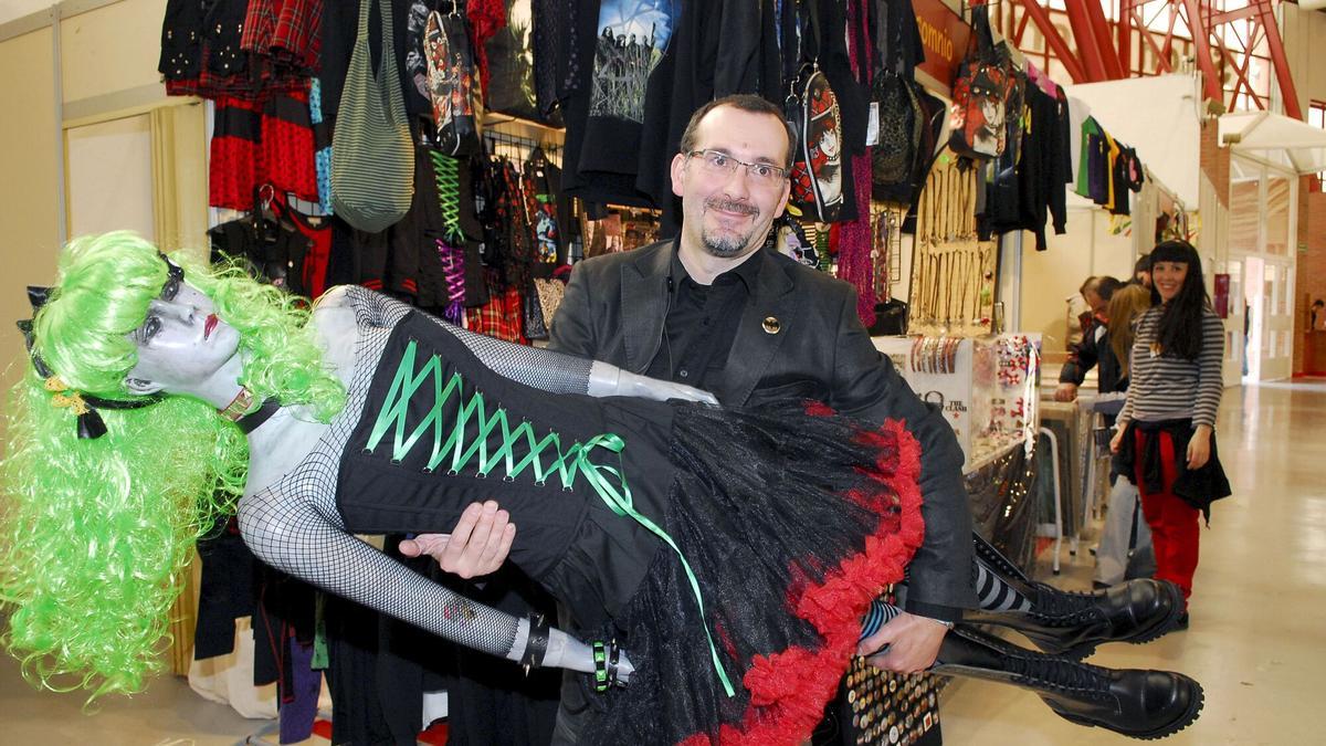 Alejandro Casasola, sostiene un maniquí durante la inauguración del Salón Internacional del Cómic de Granada en 2009