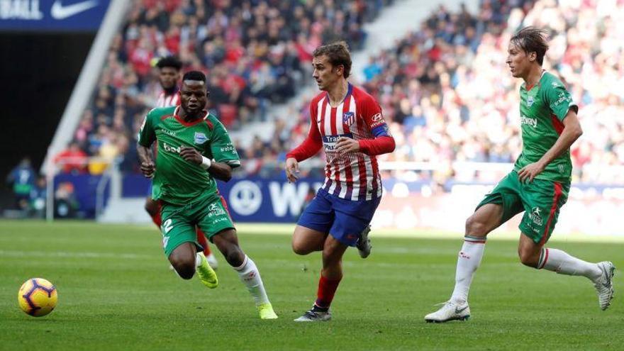 El Atlético sobrevive al Alavés (3-0)