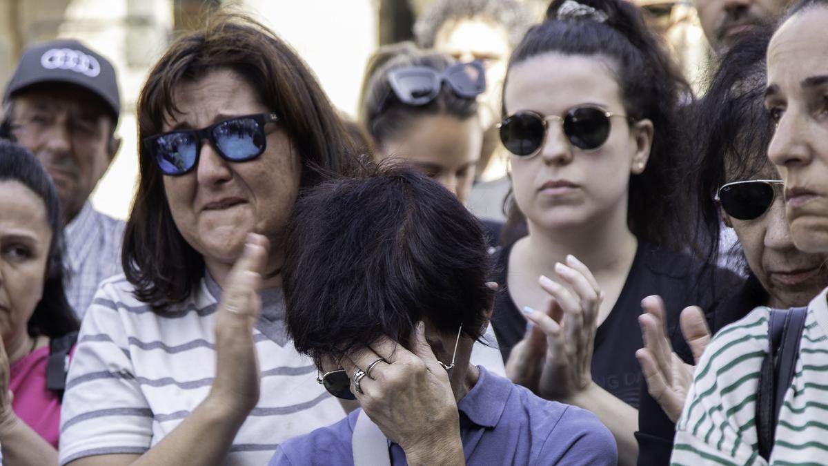 Emotivo minuto de silencio por el niño fallecido en O Porriño en el interior del coche de su madre.