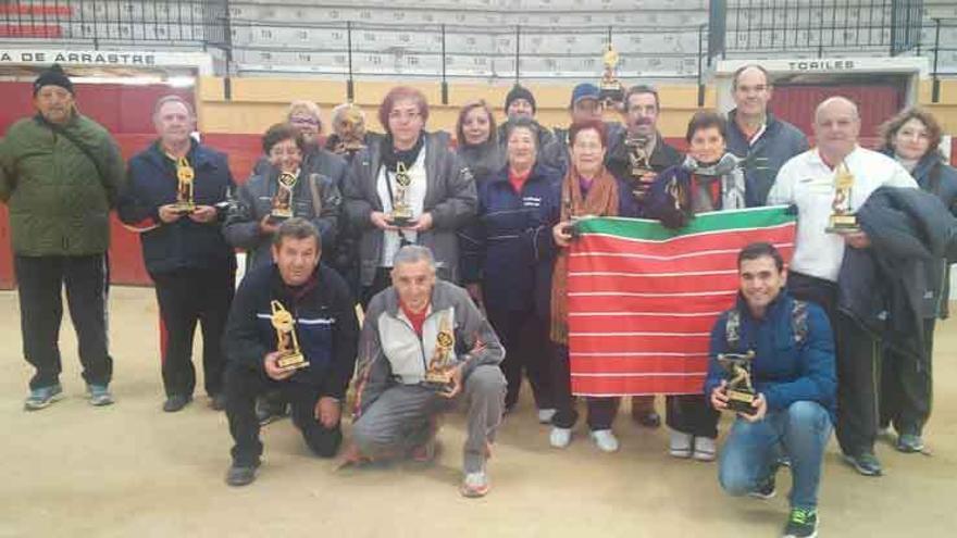 La expedición zamorana posa con sus trofeos.