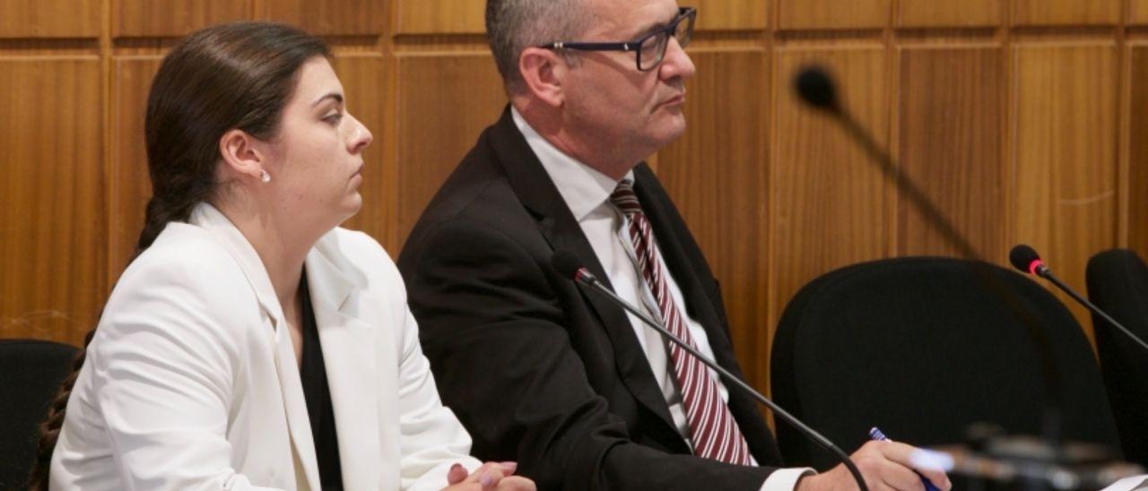 La acusada, junto a su abogado, en el banquillo de la Audiencia, donde se sienta por unos hechos acontecidos en Yecla en 2015. / JUAN CARLOS CAVAL