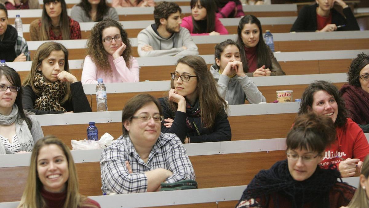 Imagen de archivo de un examen MIR en Santiago.