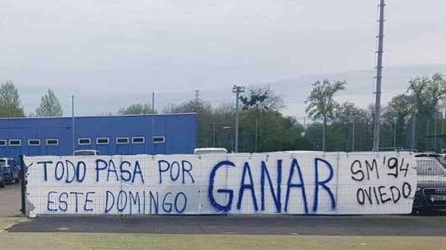 Una de las pancartas de apoyo al equipo, ayer en El Requexón.