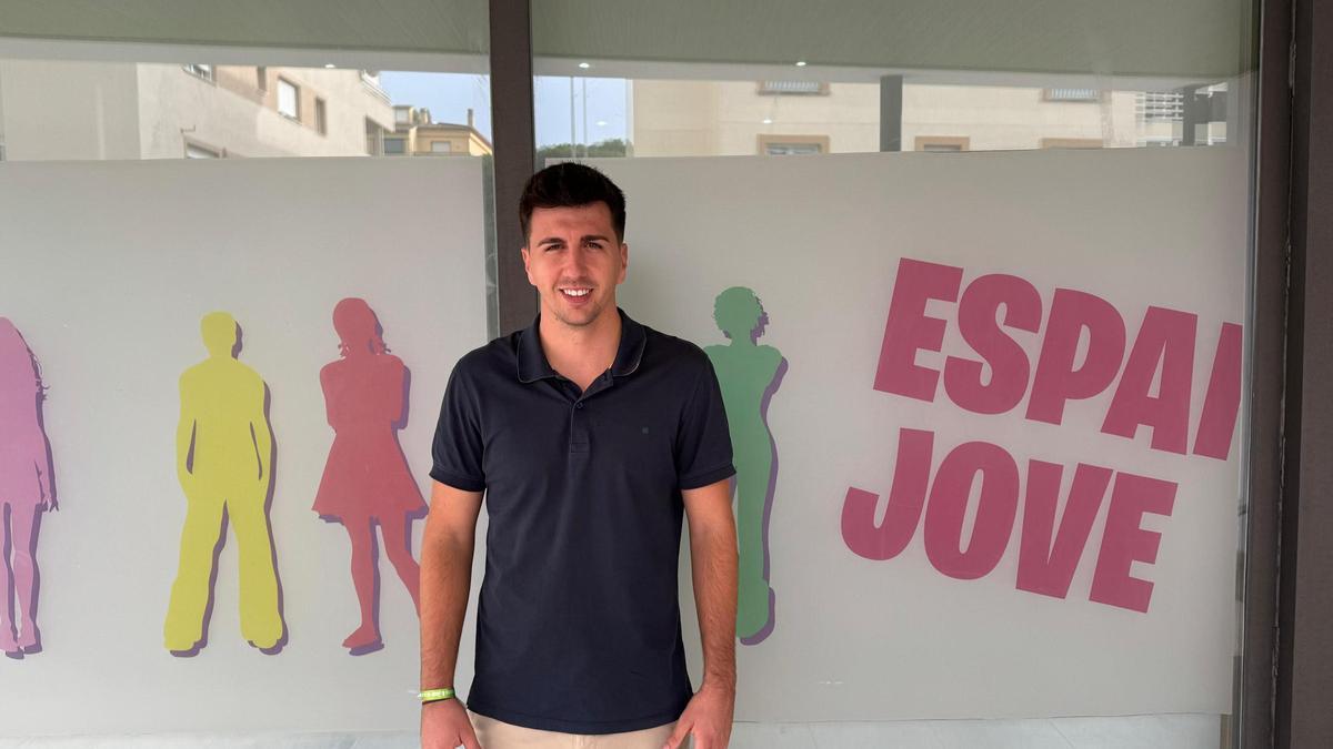 El concejal josep Ivars presenta el espai jove para los más jóvenes del pueblo.