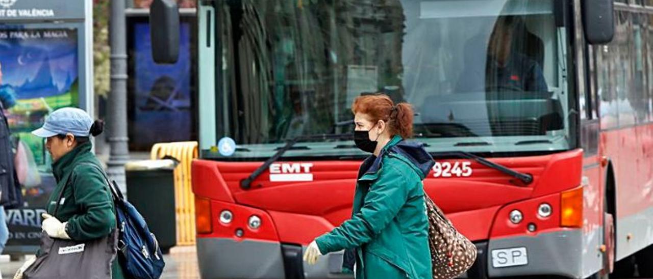 Dos peatones cruzan delante del bus de la Línea 71. | M.A,MONTESINOS