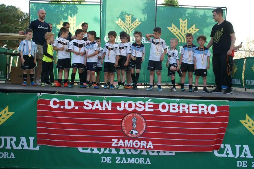 Los jugadores recogen sus medallas y trofeos.