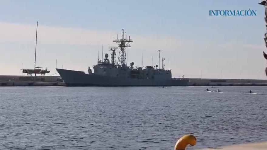 Así se ve la fragata "Numancia" desde el Puerto de Alicante