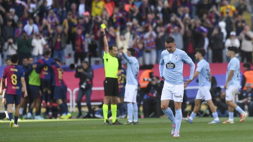 Melero amonesta a Mingueza mientras los jugadores del Barcelona celebran el cuarto gol. | LOF