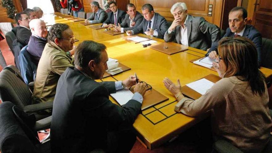 Martín Pozo preside la mesa del AVE reunida ayer en la Diputación Provincial.