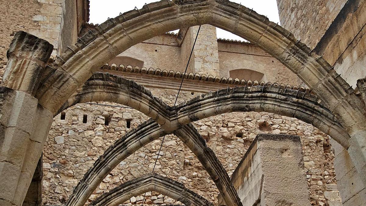 Detalle de las presillas que sostienen los arcos del claustro de Simat.                                                                     | PERALES IBORRA