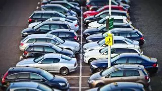 La multa de 1.000 euros que te pueden poner con el coche aparcado: atención al nuevo aviso de la DGT