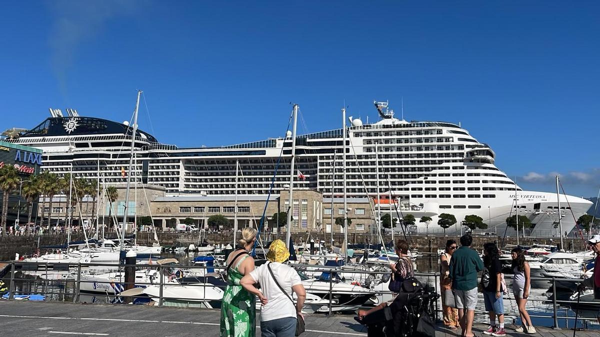 El «MSC Virtuosa», esta mañana en el Muelle de Trasatlánticos de Vigo.
