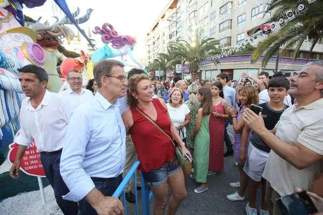 Feijóo se da un baño de masas en las Hogueras de Alicante 2023