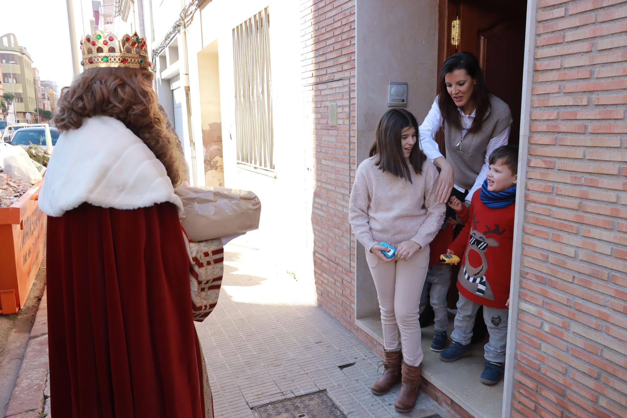 Los Reyes Mayos premian a los vecinos de Vila-real con cientos de regalos en este 2023