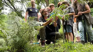 El "mesías de las plantas" hace de guía en la Fonte Baxa de Luarca y ve en Asturias potencial para más jardines
