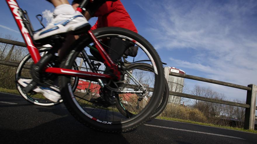 Tres heridos en un atropello con una bicicleta en la vía ciclista de Llaranes