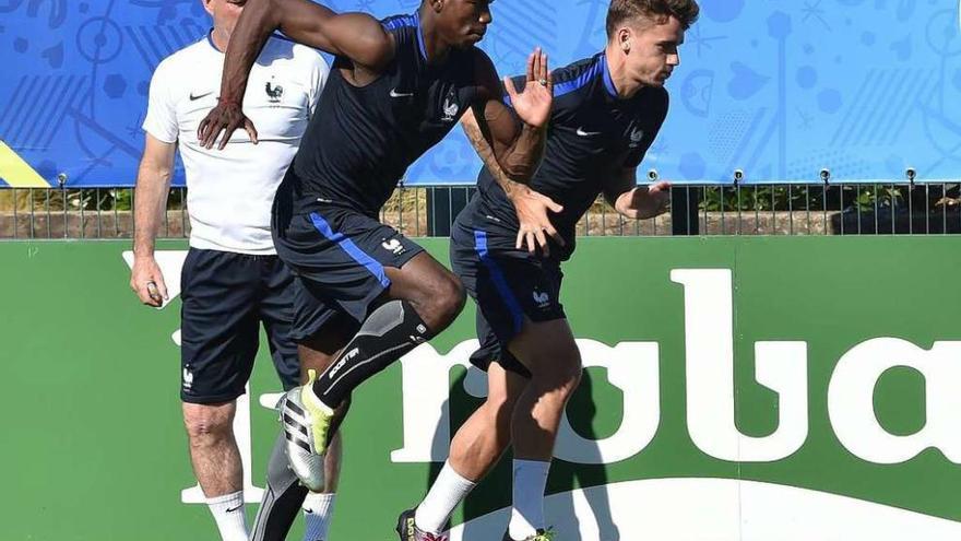 Pogba y Griezmann, durante la sesión de entrenamiento de ayer en Marsella.