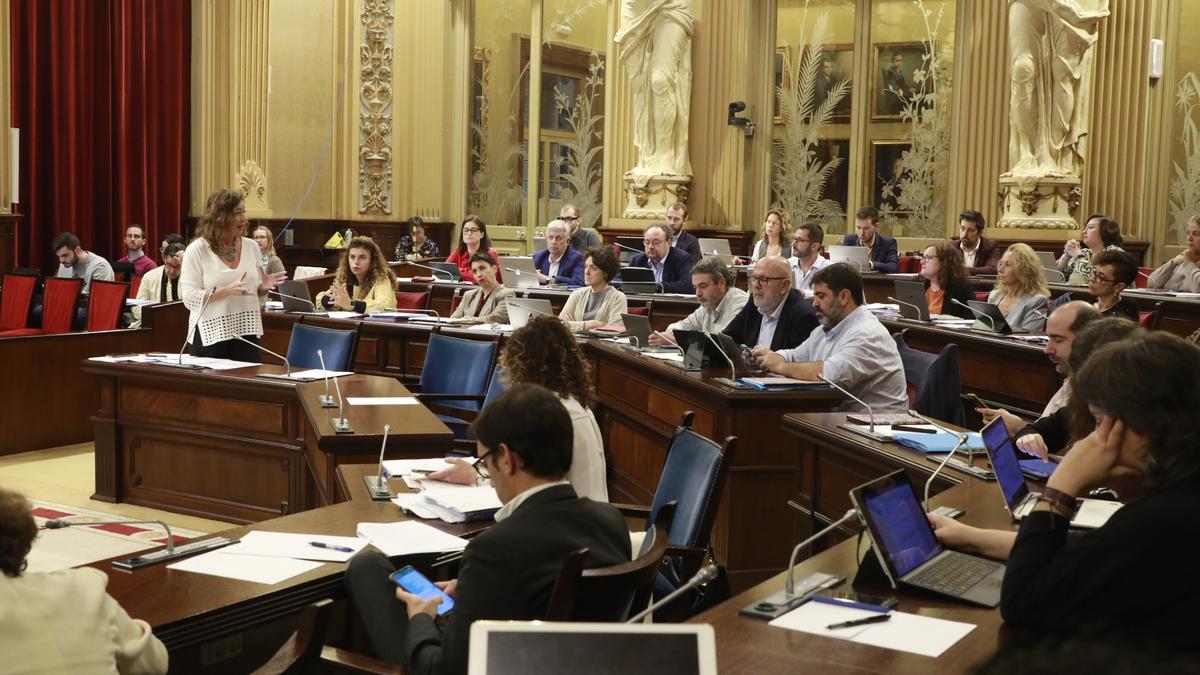 Francina Armengol, durante el pleno de esta mañana en el Parlament