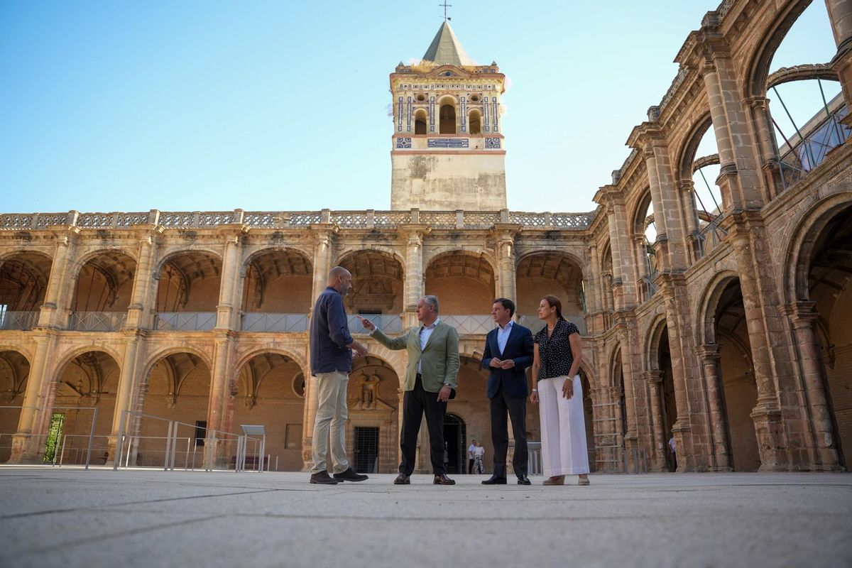 Las autoridades municipales visitando el monasterio de San Jerónimo.