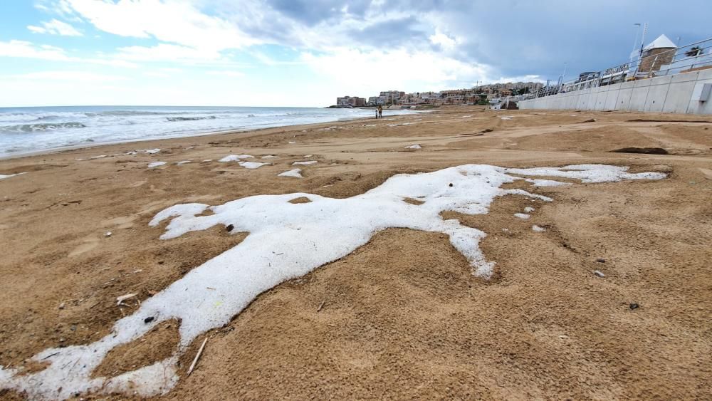 La playa de la Mata acumulaba granizo horas después de la tormenta