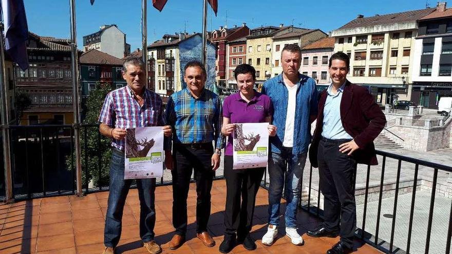 Benigno Corte, miembro de Agrudeca; Juan Cañal, alcalde de Nava; Susana Ovín y Manuel Canteli, de la Asociación Hostelnava, y Miguel Ángel Naredo, responsable de Turismo de la Comarca de la Sidra, ayer, en Nava.