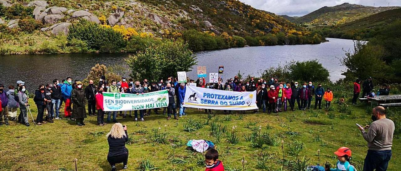 Participantes en la “andaina” para defender la Serra do Suído de los eólicos, ayer.