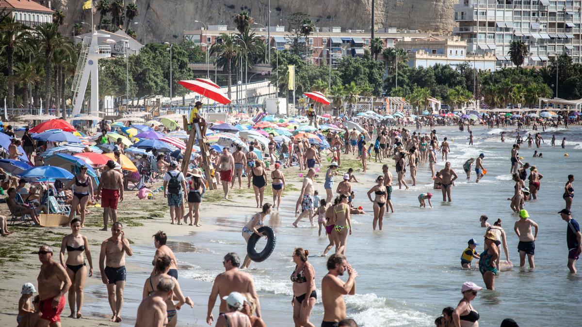 La playa del Postiguet, en Alicante, repleta de bañistas para aplacar el calor