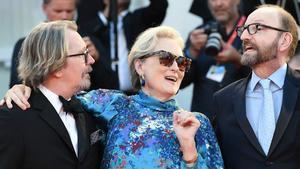 Gary Oldman (actor), Meryl Streep (actriz) y Steven Soderbergh (director) en la presentación de la película The Laundromat en el festival de cine de Venecia.