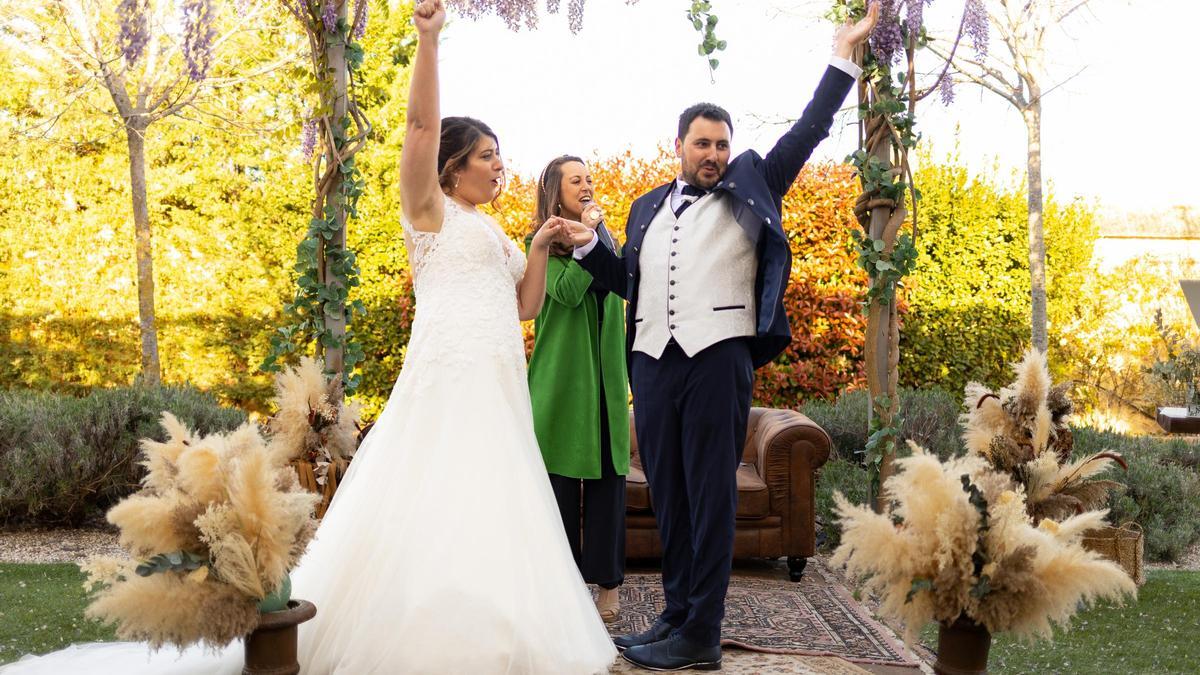 Anna y Jordi en el altar junto a la oficiante de la ceremonia, Elena Nieto.
