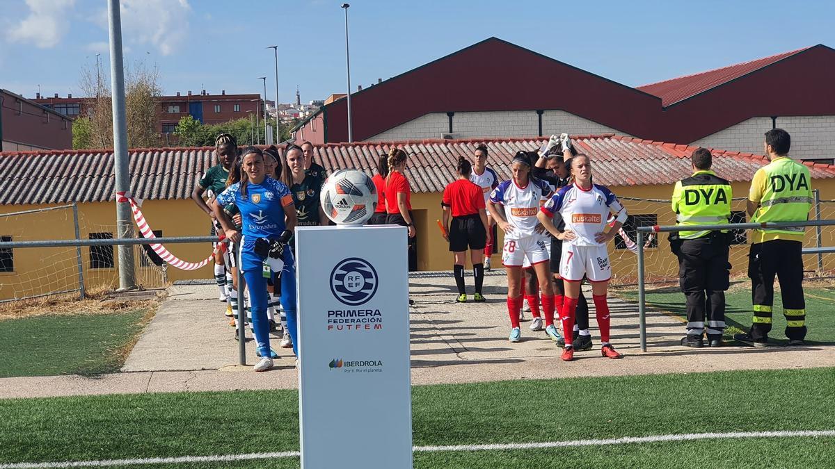 Día histórico para el Cacereño Femenino en su estreno en casa. En la imagen, los dos equipos.