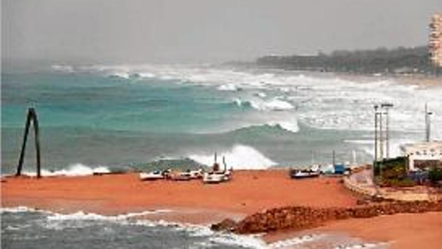 Imatge d&#039;arxiu de la platja de Blanes durant un temporal el 2013.