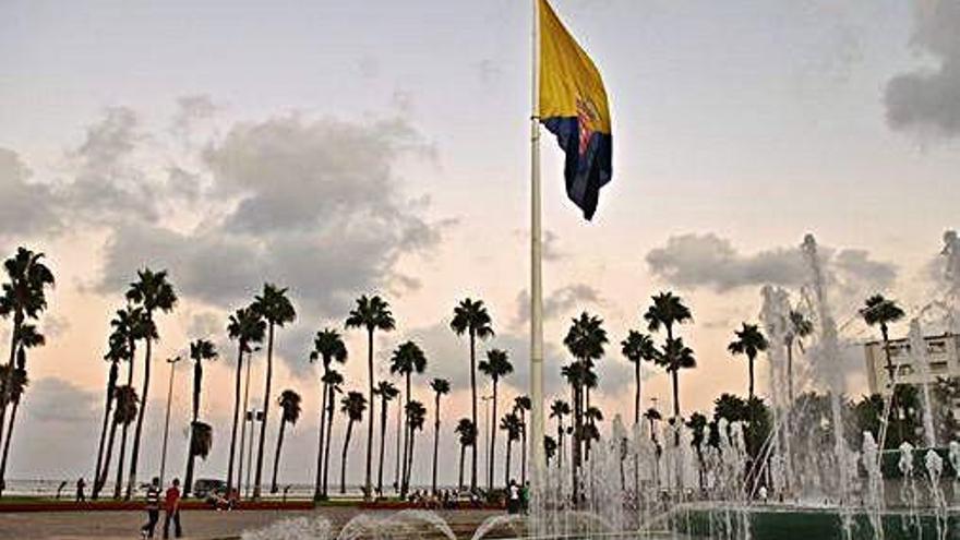 Bandera de Gran Canaria en la Fuente Luminosa, en una imagen del año 2012.